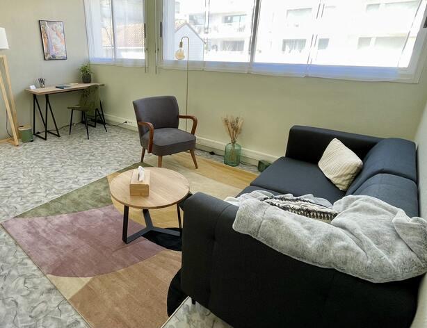Le cabinet de Gestalt thérapie à Royan : canapé, fauteuil et tapis aux couleurs douces