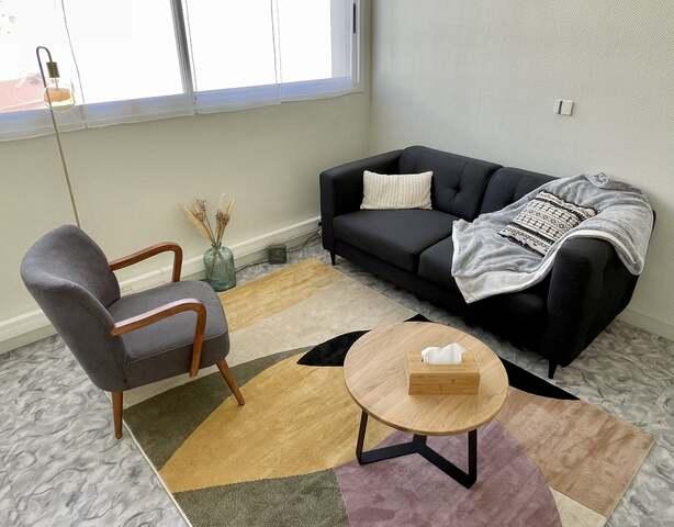 Le fauteuil et la table basse du cabinet, près de la fenêtre